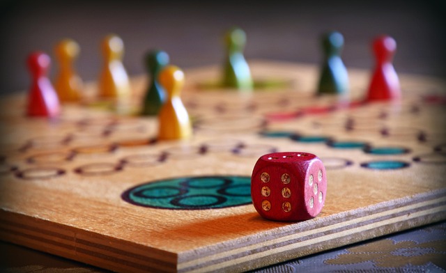 Zwei Personen spielen ein Brettspiel und haben Spaß